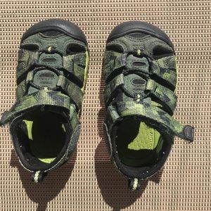 Keen Toddler Boy sz 6